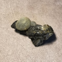 Epidote avec prehnite - pièce u﻿nique 4 - chakra pistache